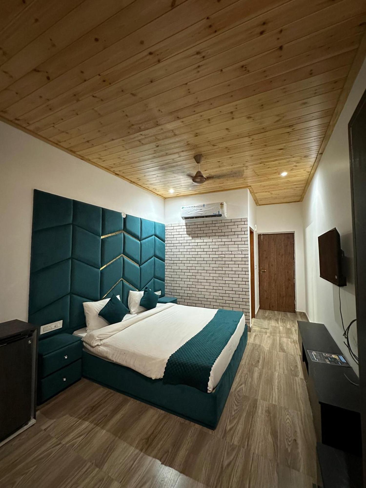 La Casca Experience Hotell Zirakpur Exteriör bild