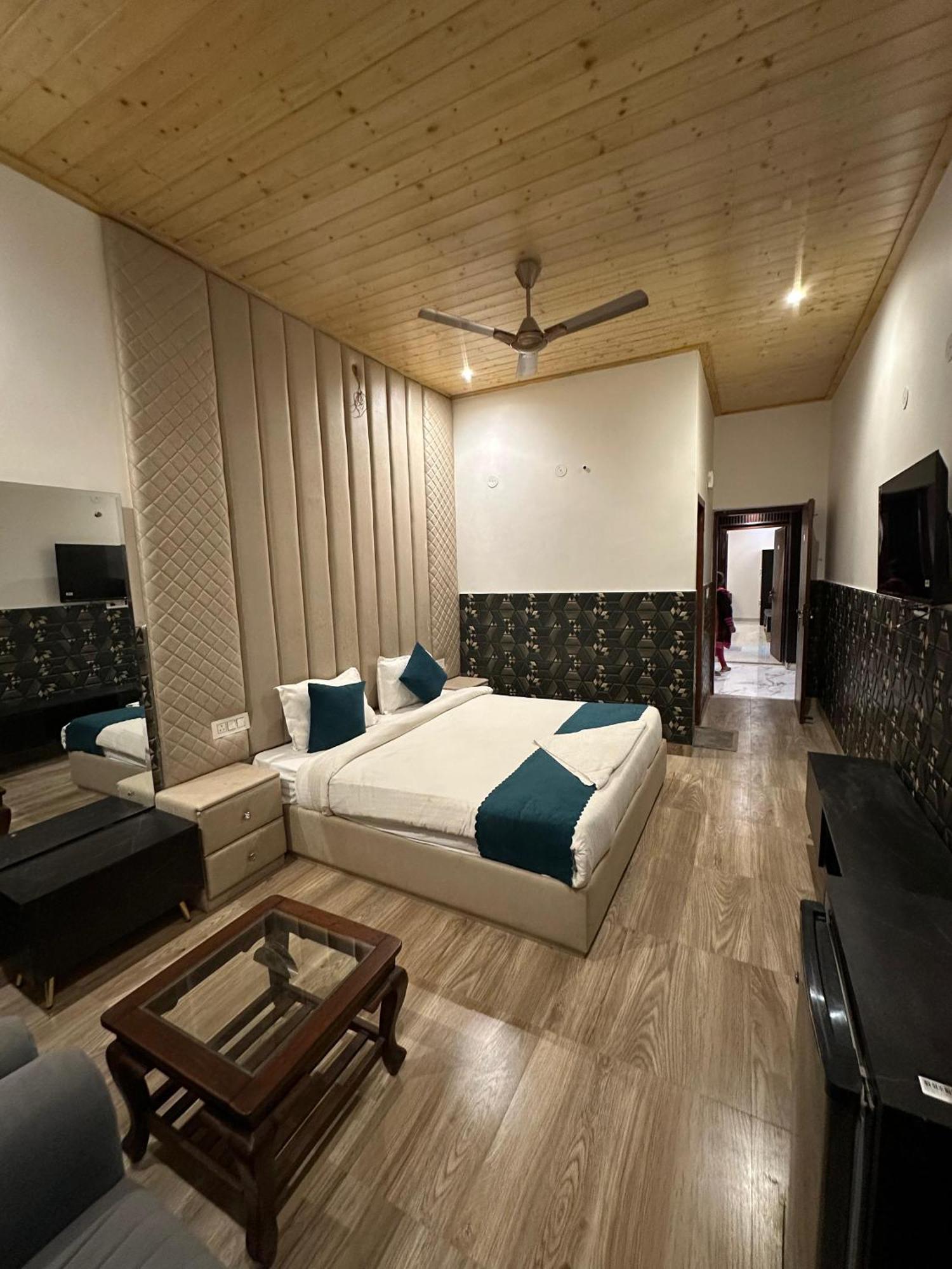 La Casca Experience Hotell Zirakpur Exteriör bild