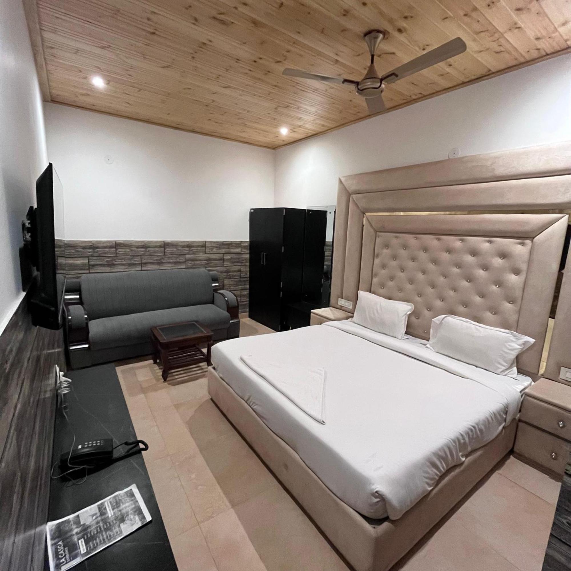 La Casca Experience Hotell Zirakpur Exteriör bild
