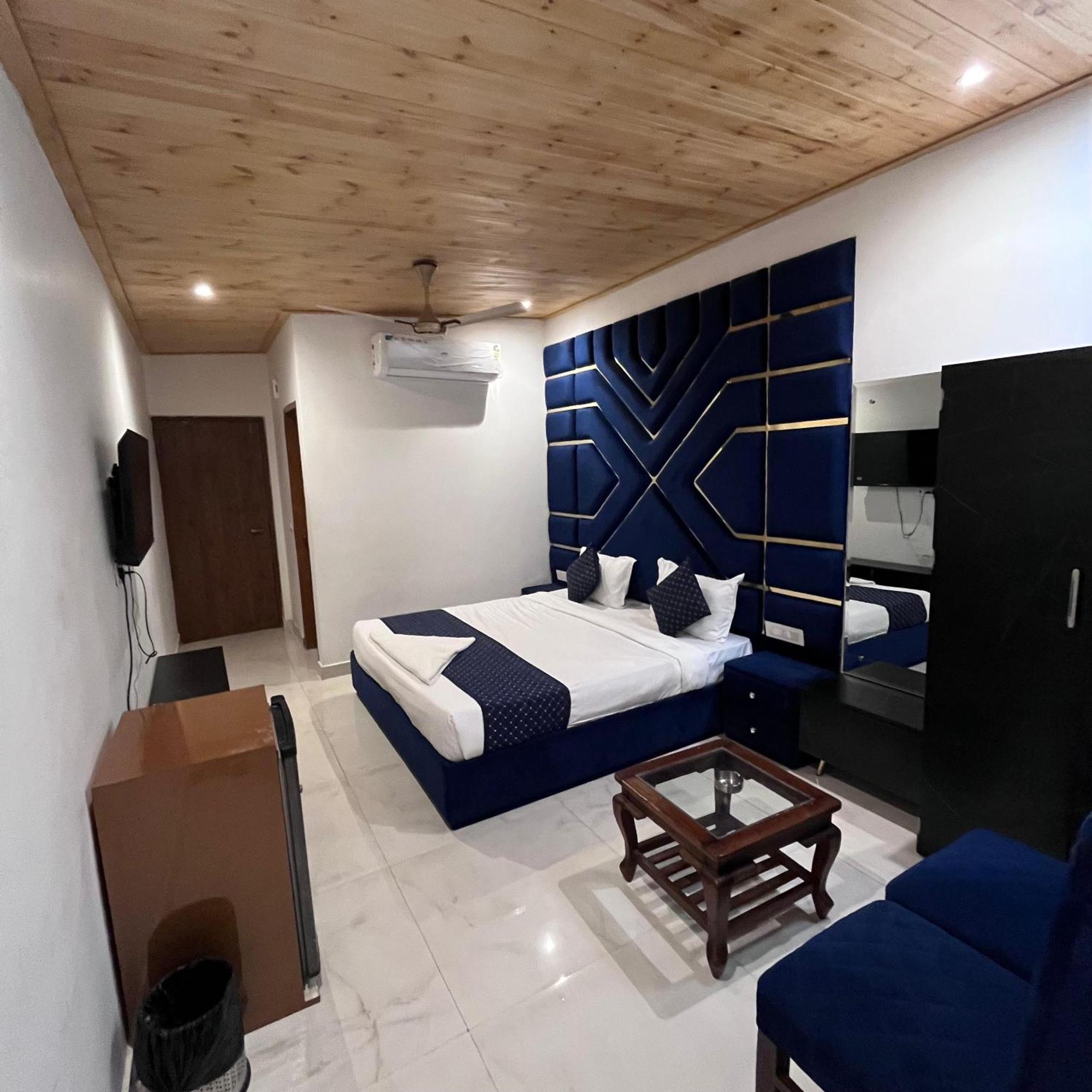 La Casca Experience Hotell Zirakpur Exteriör bild