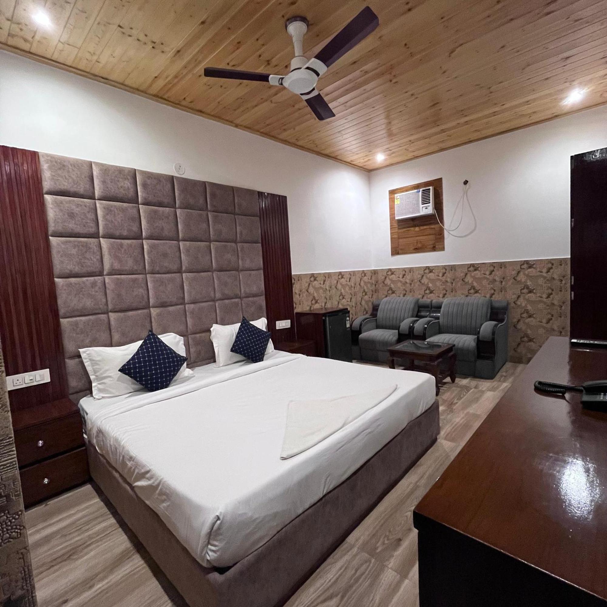 La Casca Experience Hotell Zirakpur Exteriör bild