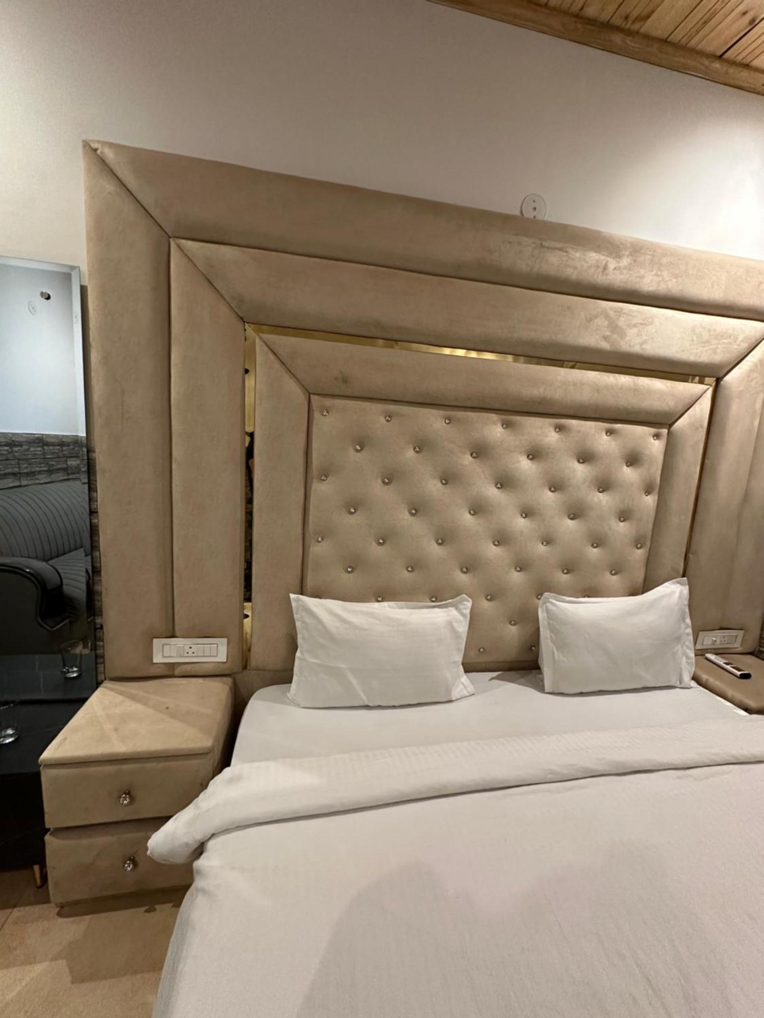 La Casca Experience Hotell Zirakpur Exteriör bild
